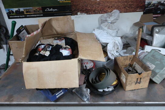 Arbejdsbord med værktøj og reservedele