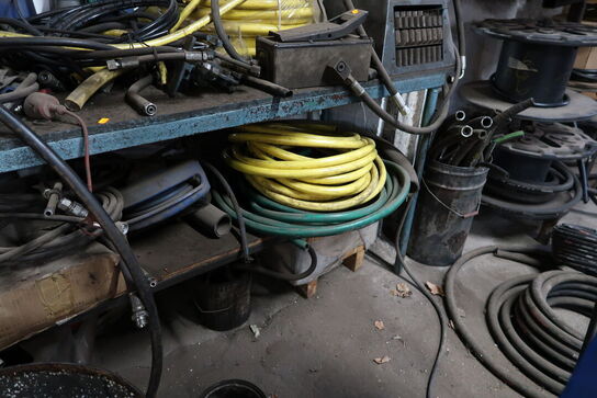 Arbejdsbord med skruestik, div. Slanger m.m.