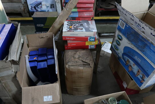 Div. Bøger, plastikkasser m.m.