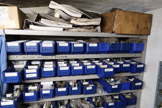 Reol med div. Reservedele m.m.