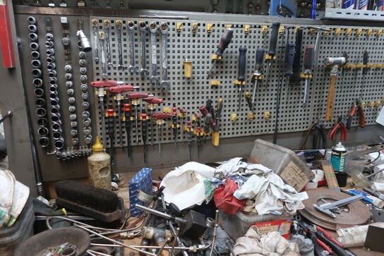 Arbejdsbord med skruestik, værktøjstavle med div. Værktøj m.m.