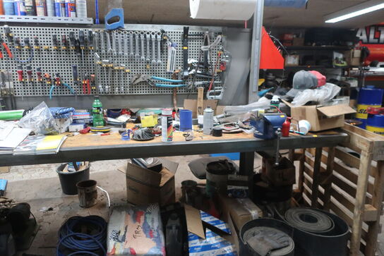 Arbejdsbord med skruestik, værktøjstavle med div. Værktøj m.m.