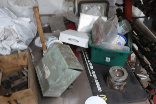 Arbejdsbord med værktøj og reservedele