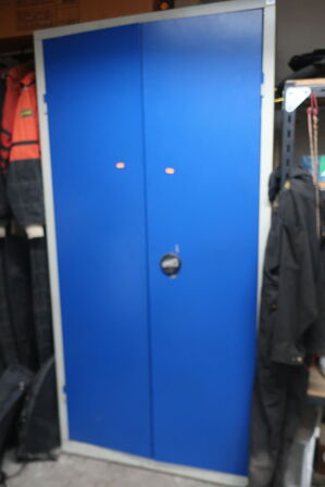 Stålskab med div. Plejemidler m.m.