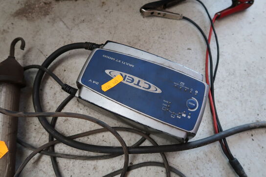 Lader CTEK Multi XT 14000 samt arbejdslampe