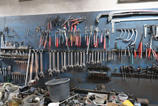 Arbejdsbord med skruestik, værktøjstavle med div. Værktøj m.m.