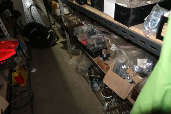 Reol med div. Reservedele, værktøj m.m.