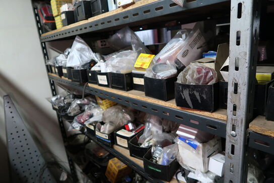 Reol med div. Reservedele, værktøj m.m.