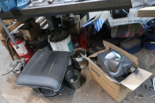 Arbejdsbord med skruestik, værktøjstavle med div. Værktøj m.m.