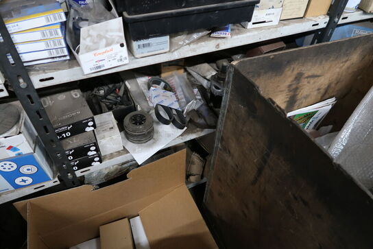 Reol med div. Reservedele, værktøj m.m.