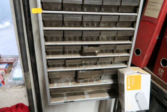 Sortimentsreol med indhold