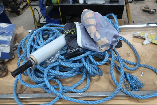 2 stk. borde med indhold