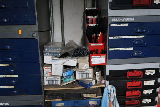 Div. Sortimentskasser/reoler med reservedele og fittings samt ledninger