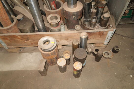 2 stk. paller med div. Værktøj og jern