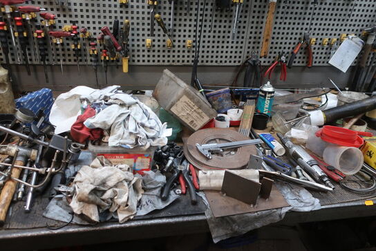 Arbejdsbord med skruestik, værktøjstavle med div. Værktøj m.m.