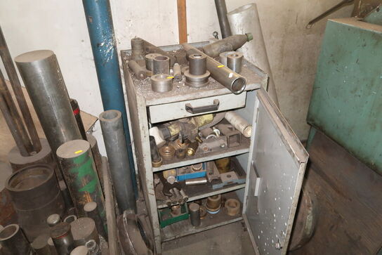 Stålskab med div. Værktøj og jern