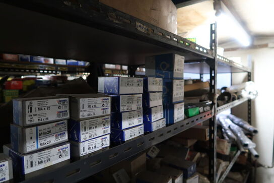 Reol med div. Reservedele, værktøj m.m.