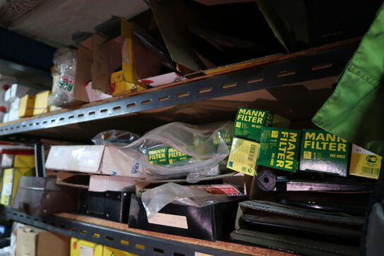 Reol med div. Reservedele, værktøj m.m.