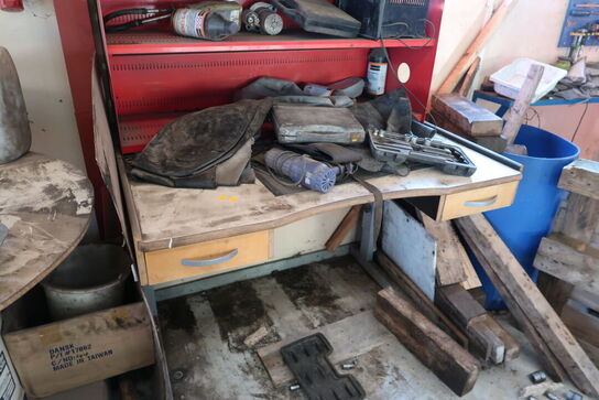 Reol/bord med indhold