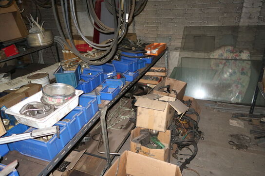 Reol med div. Reservedele