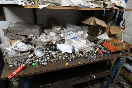 Arbejdsbord med div. Reservedele samt tavle med indhold