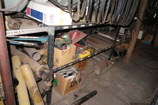 Reol med div. Reservedele