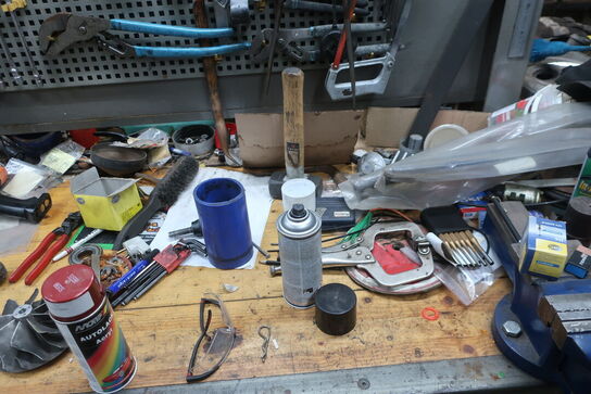 Arbejdsbord med skruestik, værktøjstavle med div. Værktøj m.m.