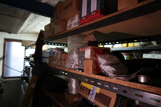 Reol med div. Reservedele, værktøj m.m.