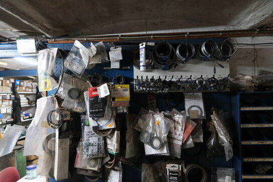 Reol med div. Spændebånd og reservedele