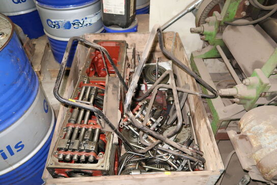 Palle med div. Værktøj og reservedele