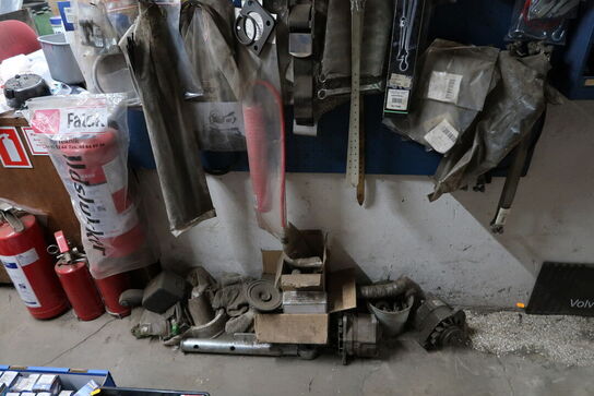 Reol med div. Spændebånd og reservedele