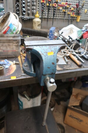 Arbejdsbord med skruestik, værktøjstavle med div. Værktøj m.m.