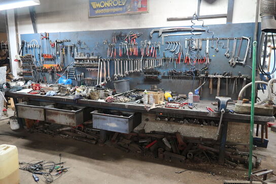 Arbejdsbord med skruestik, værktøjstavle med div. Værktøj m.m.