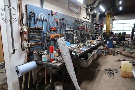 Arbejdsbord med skruestik, værktøjstavle med div. Værktøj m.m.