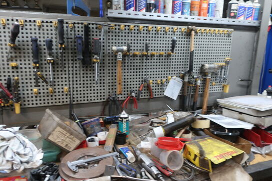 Arbejdsbord med skruestik, værktøjstavle med div. Værktøj m.m.