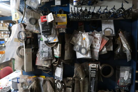 Reol med div. Spændebånd og reservedele