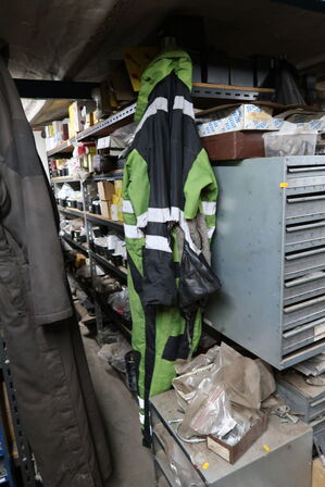 Reol med div. Reservedele, værktøj m.m.