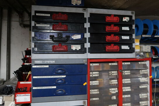 Div. Sortimentskasser/reoler med reservedele og fittings samt ledninger