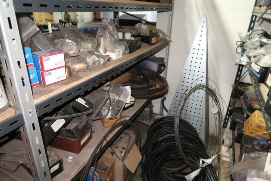 Reol med div. Reservedele, værktøj m.m.