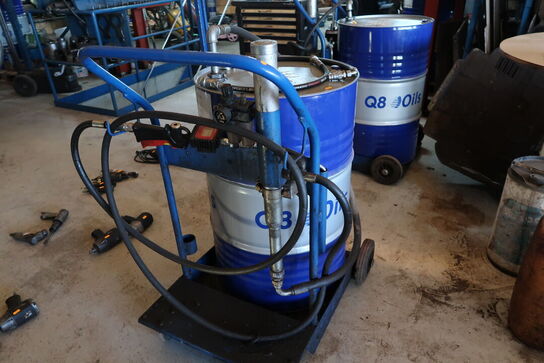 Vogn med tønde samt oliepåfylder K400