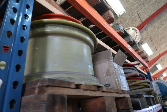 Pallereol med div. Reservedele (olietønder medfælger ikke)