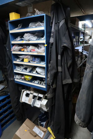 Reol med div. Reservedele, værktøj m.m.