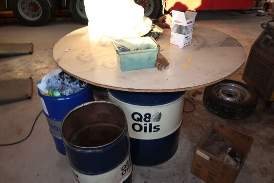 Arbejdsbord med indhold samt div. Tønder