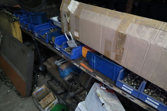 Reol med div. Reservedele