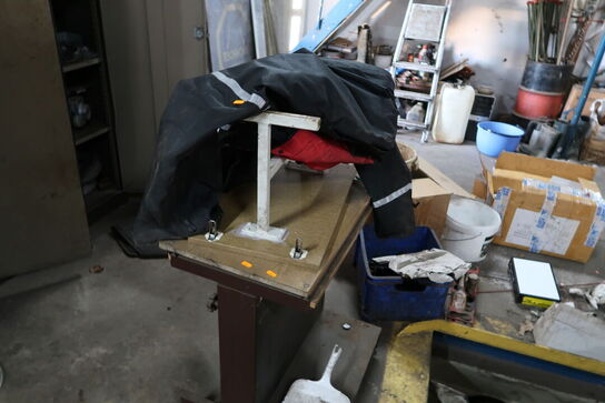 Arbejdstøj samt bord