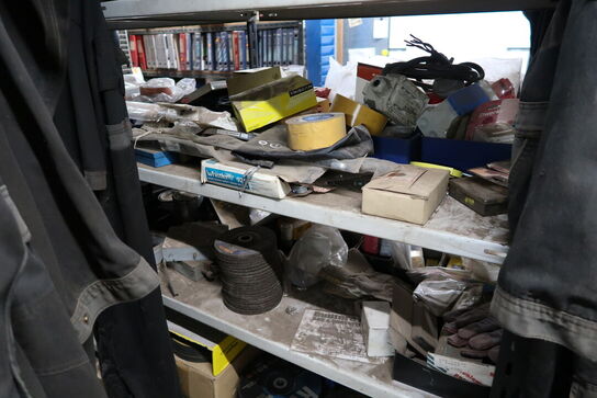 Reol med div. Reservedele, værktøj m.m.