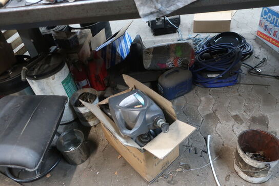 Arbejdsbord med skruestik, værktøjstavle med div. Værktøj m.m.