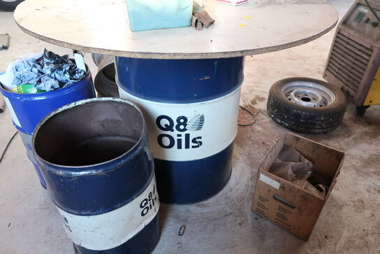 Arbejdsbord med indhold samt div. Tønder