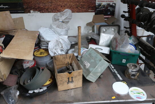 Arbejdsbord med værktøj og reservedele