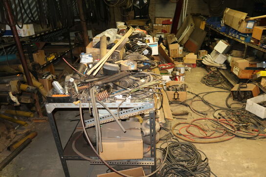 Reol med div. Reservedele